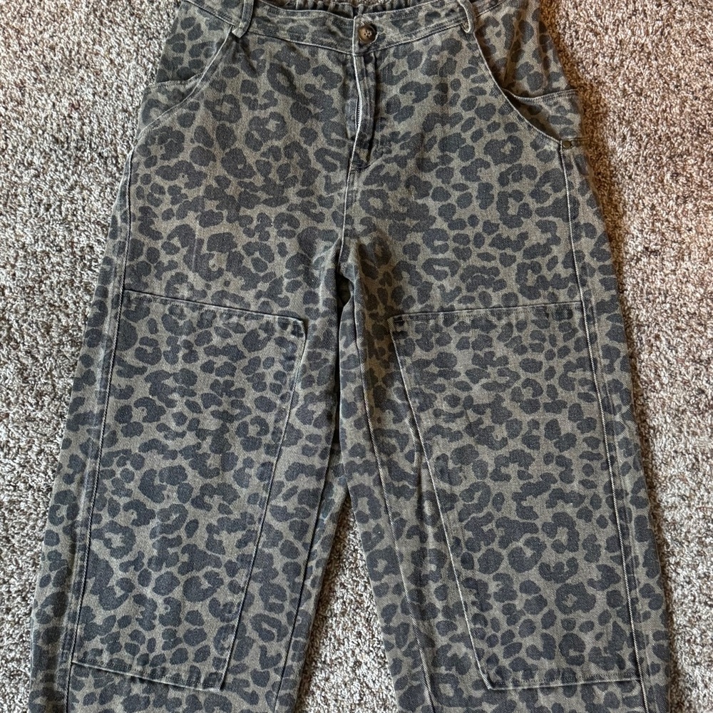 So Me Leopard Print Cropped Pants - Gray and Black